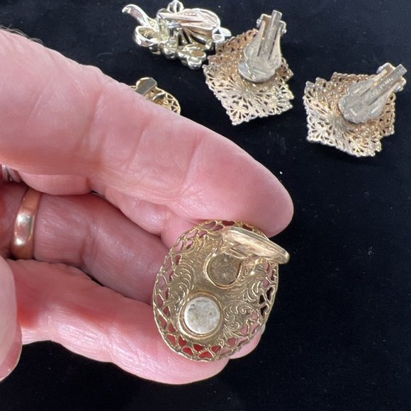 Vntg Clip On Earrings 4 Pair 1 Brooch Gold Silver Tone Dauplaise Sarah Coventry - Picture 14 of 16